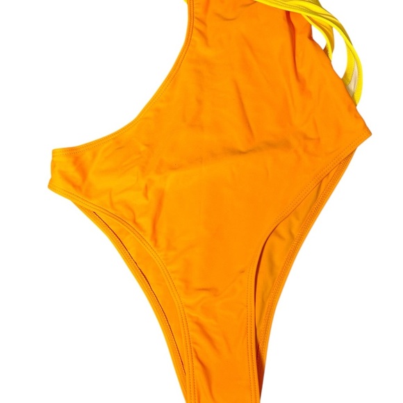 Cutout & Color! 🔥 One-Shoulder Swimsuit Size S – Poolside Perfection! - Picture 5 of 9